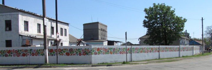 120-метровий паркан із петриківським розписом